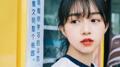 俄罗斯游客挤满黑河入境大厅